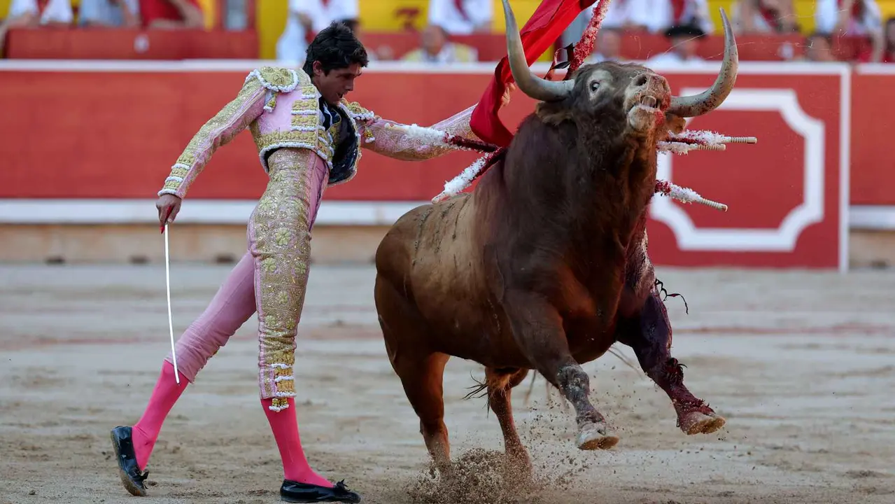 El torero Sebastián Castella durante la lidia a su primer toro de la tarde en la sexta de abono de la Feria de Toro de los Sanfermines 2025 con toros de la ganadería madrileña de Victoriano del Río Cortés y en la que comparte cartel con los diestros Emilio de Justo y Borja Jiménez. EFE/J.P. Urdíroz