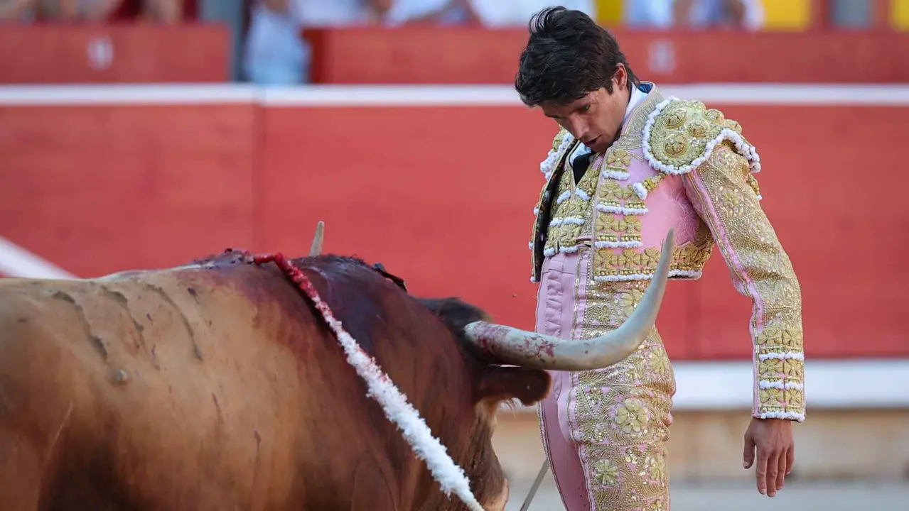 El torero Sebastián Castella durante la lidia a su primer toro de la tarde en la sexta de abono de la Feria de Toro de los Sanfermines 2025 con toros de la ganadería madrileña de Victoriano del Río Cortés y en la que comparte cartel con los diestros Emilio de Justo y Borja Jiménez. EFE/J.P. Urdíroz