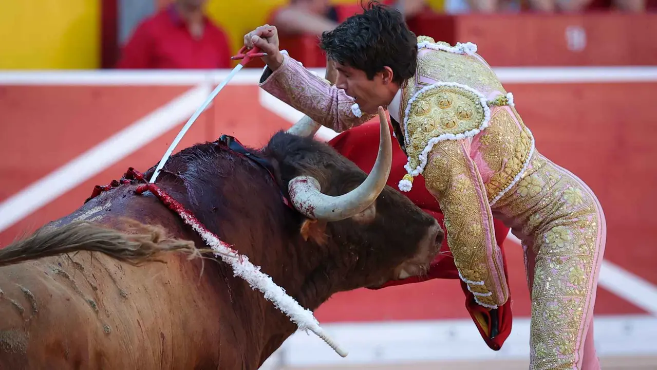 El torero Sebastián Castella durante la lidia a su primer toro de la tarde en la sexta de abono de la Feria de Toro de los Sanfermines 2025 con toros de la ganadería madrileña de Victoriano del Río Cortés y en la que comparte cartel con los diestros Emilio de Justo y Borja Jiménez. EFE/J.P. Urdíroz