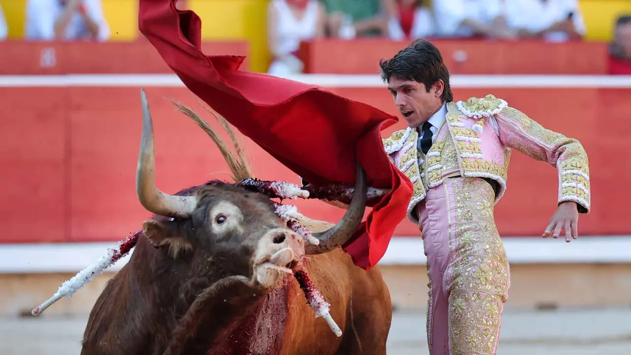 El torero Sebastián Castella durante la lidia a su primer toro de la tarde en la sexta de abono de la Feria de Toro de los Sanfermines 2025 con toros de la ganadería madrileña de Victoriano del Río Cortés y en la que comparte cartel con los diestros Emilio de Justo y Borja Jiménez. EFE/J.P. Urdíroz