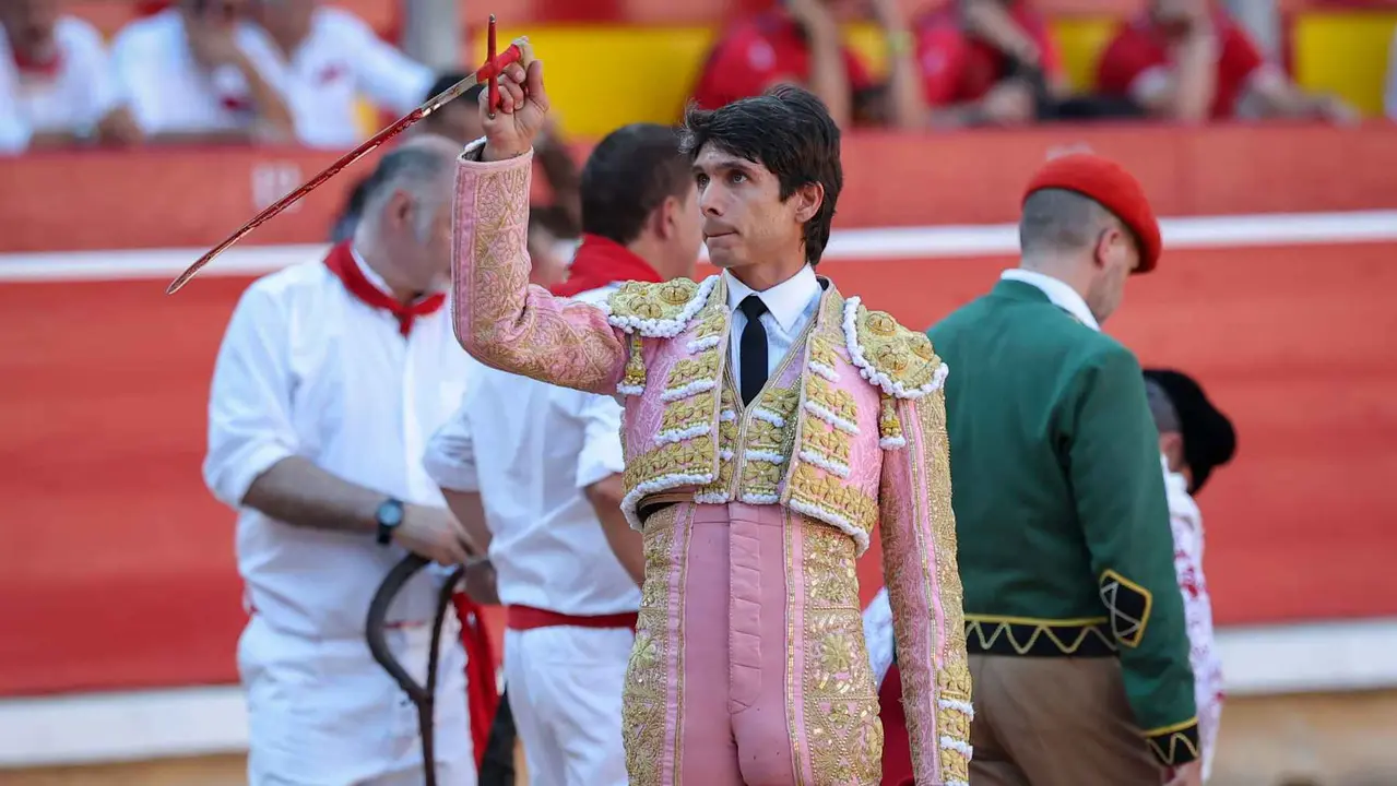 El torero Sebastián Castella durante la lidia a su primer toro de la tarde en la sexta de abono de la Feria de Toro de los Sanfermines 2025 con toros de la ganadería madrileña de Victoriano del Río Cortés y en la que comparte cartel con los diestros Emilio de Justo y Borja Jiménez. EFE/J.P. Urdíroz