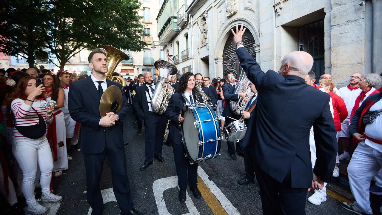 La música de las Dianas de San Fermín marca el inicio de las fiestas cada mañana a las 6.45 horas con la banda municipal La Pamplonesa recorriendo las calles del casco viejo de Pamplona tocando canciones típicas sanfermineras. IÑIGO ALZUGARAY