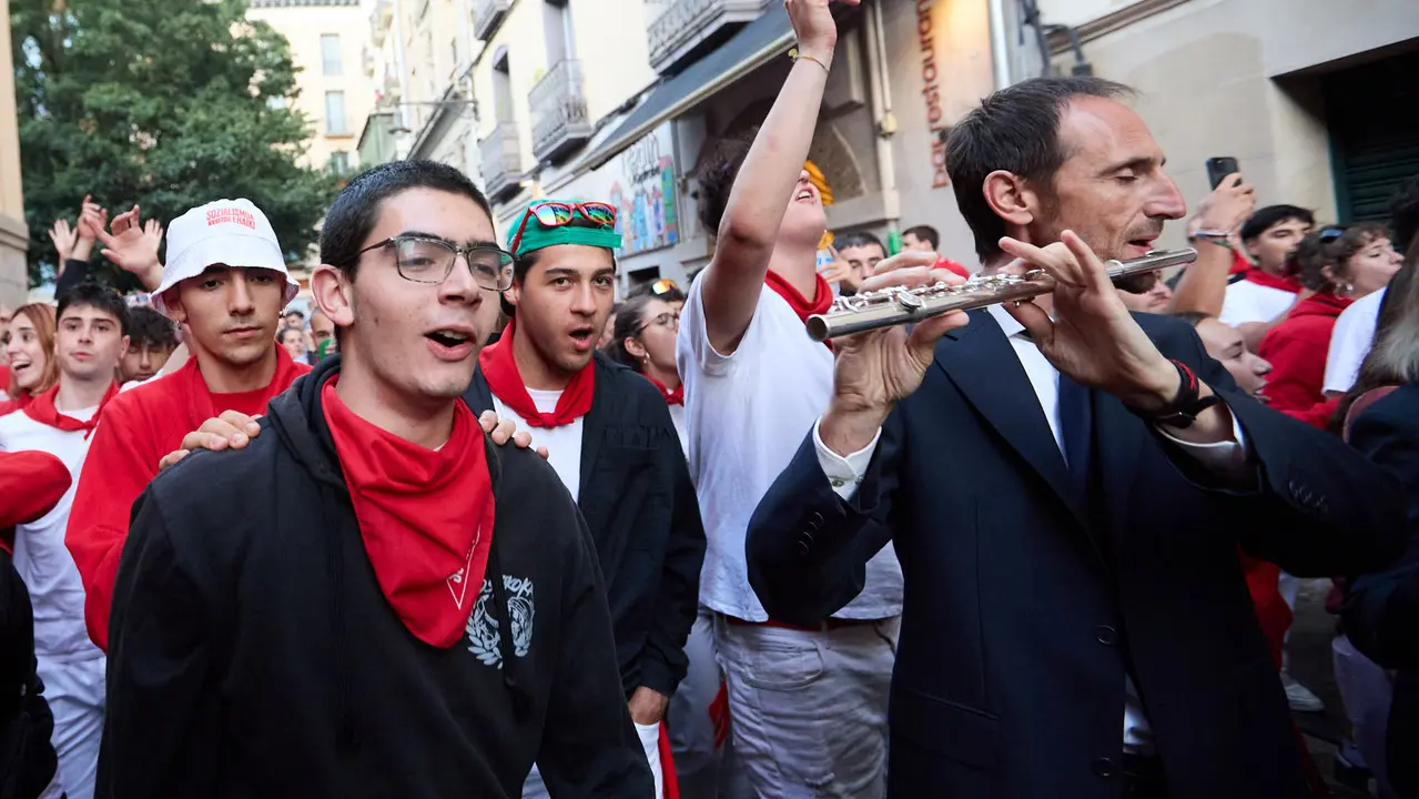 La música de las Dianas de San Fermín marca el inicio de las fiestas cada mañana a las 6.45 horas con la banda municipal La Pamplonesa recorriendo las calles del casco viejo de Pamplona tocando canciones típicas sanfermineras. IÑIGO ALZUGARAY