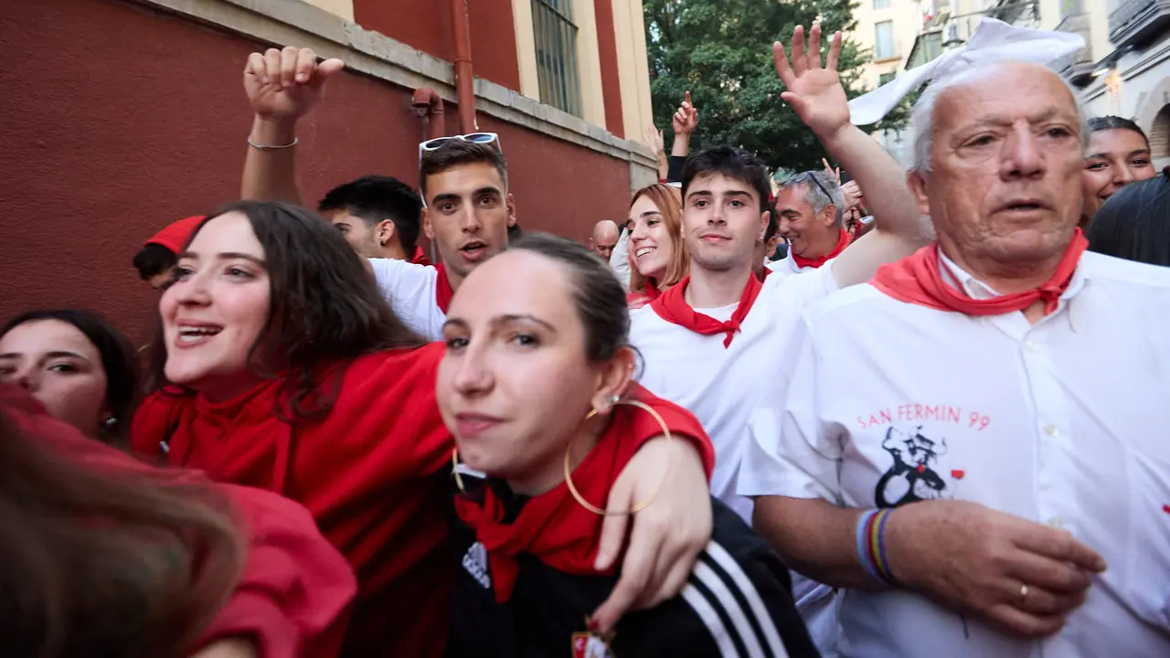 La música de las Dianas de San Fermín marca el inicio de las fiestas cada mañana a las 6.45 horas con la banda municipal La Pamplonesa recorriendo las calles del casco viejo de Pamplona tocando canciones típicas sanfermineras. IÑIGO ALZUGARAY