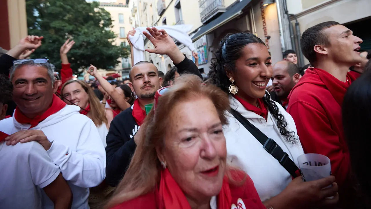 La música de las Dianas de San Fermín marca el inicio de las fiestas cada mañana a las 6.45 horas con la banda municipal La Pamplonesa recorriendo las calles del casco viejo de Pamplona tocando canciones típicas sanfermineras. IÑIGO ALZUGARAY