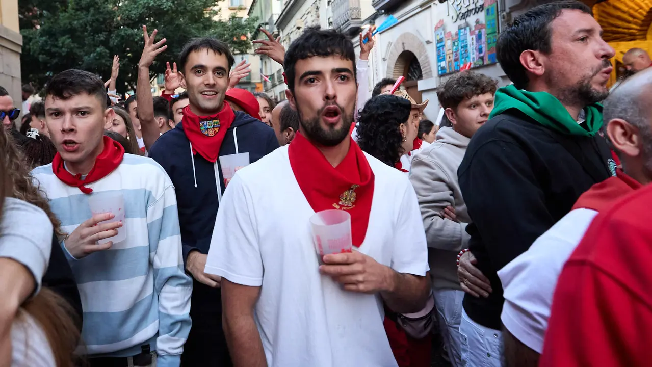 La música de las Dianas de San Fermín marca el inicio de las fiestas cada mañana a las 6.45 horas con la banda municipal La Pamplonesa recorriendo las calles del casco viejo de Pamplona tocando canciones típicas sanfermineras. IÑIGO ALZUGARAY