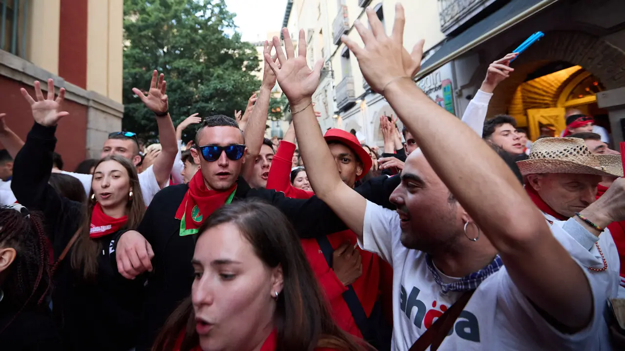 La música de las Dianas de San Fermín marca el inicio de las fiestas cada mañana a las 6.45 horas con la banda municipal La Pamplonesa recorriendo las calles del casco viejo de Pamplona tocando canciones típicas sanfermineras. IÑIGO ALZUGARAY