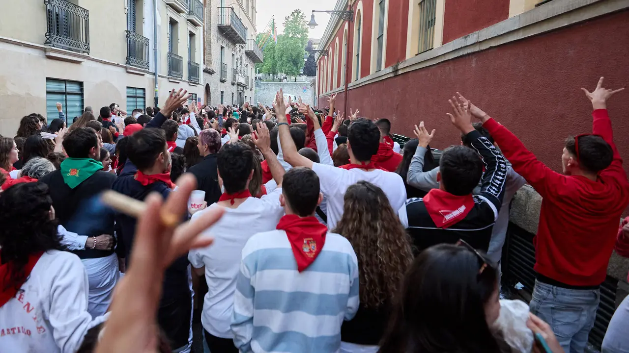 La música de las Dianas de San Fermín marca el inicio de las fiestas cada mañana a las 6.45 horas con la banda municipal La Pamplonesa recorriendo las calles del casco viejo de Pamplona tocando canciones típicas sanfermineras. IÑIGO ALZUGARAY