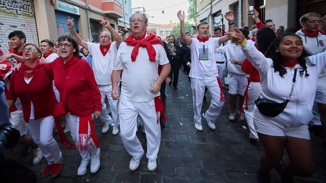 La música de las Dianas de San Fermín marca el inicio de las fiestas cada mañana a las 6.45 horas con la banda municipal La Pamplonesa recorriendo las calles del casco viejo de Pamplona tocando canciones típicas sanfermineras. IÑIGO ALZUGARAY