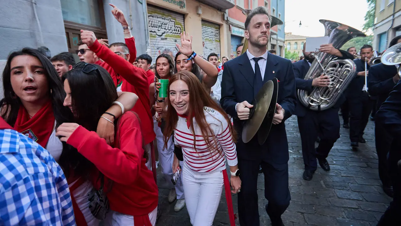 La música de las Dianas de San Fermín marca el inicio de las fiestas cada mañana a las 6.45 horas con la banda municipal La Pamplonesa recorriendo las calles del casco viejo de Pamplona tocando canciones típicas sanfermineras. IÑIGO ALZUGARAY