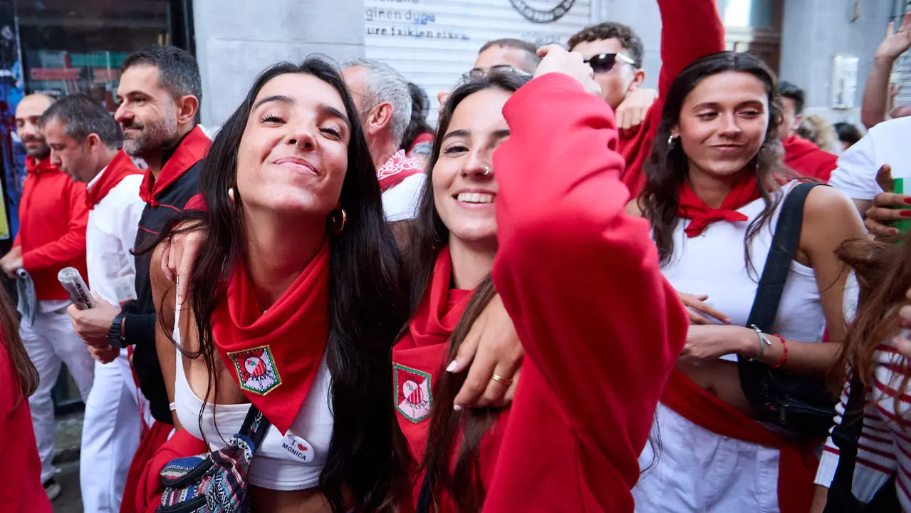 La música de las Dianas de San Fermín marca el inicio de las fiestas cada mañana a las 6.45 horas con la banda municipal La Pamplonesa recorriendo las calles del casco viejo de Pamplona tocando canciones típicas sanfermineras. IÑIGO ALZUGARAY