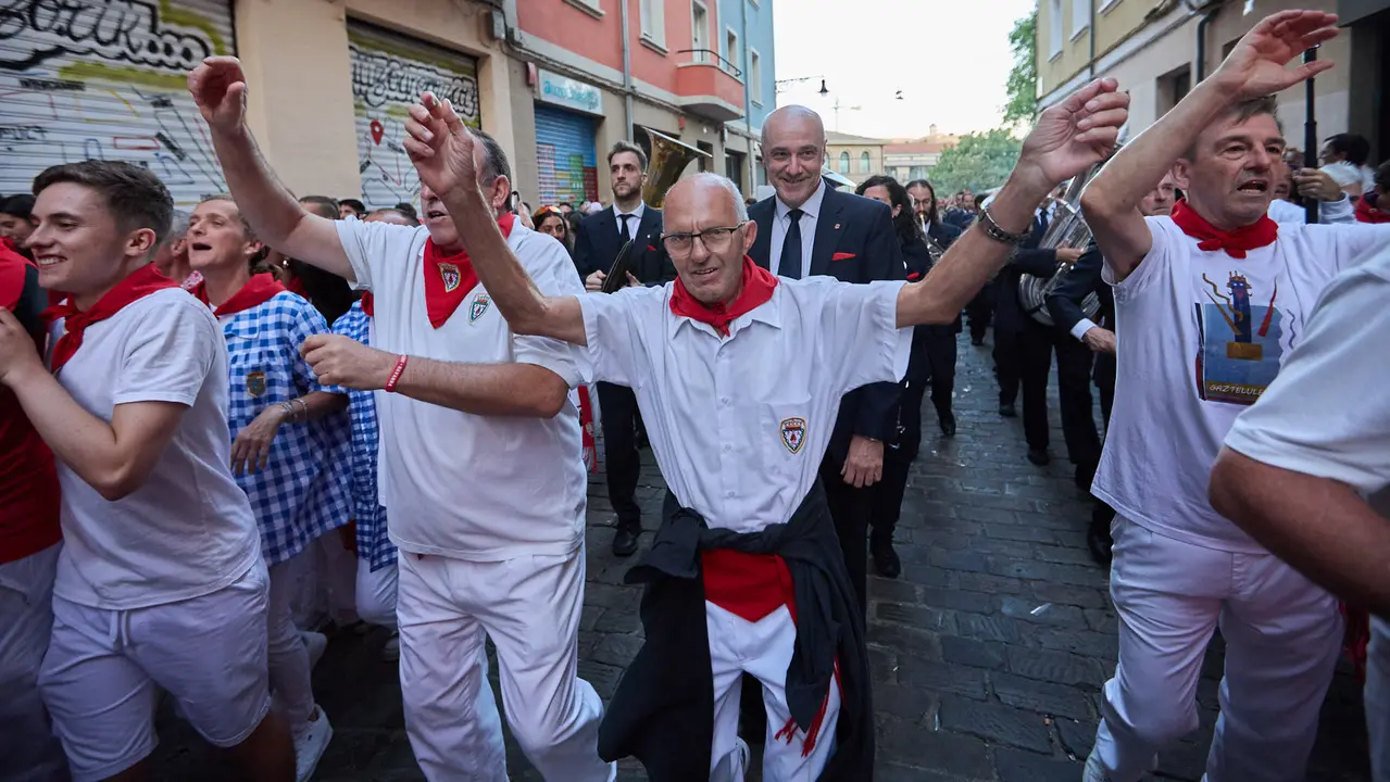 La música de las Dianas de San Fermín marca el inicio de las fiestas cada mañana a las 6.45 horas con la banda municipal La Pamplonesa recorriendo las calles del casco viejo de Pamplona tocando canciones típicas sanfermineras. IÑIGO ALZUGARAY