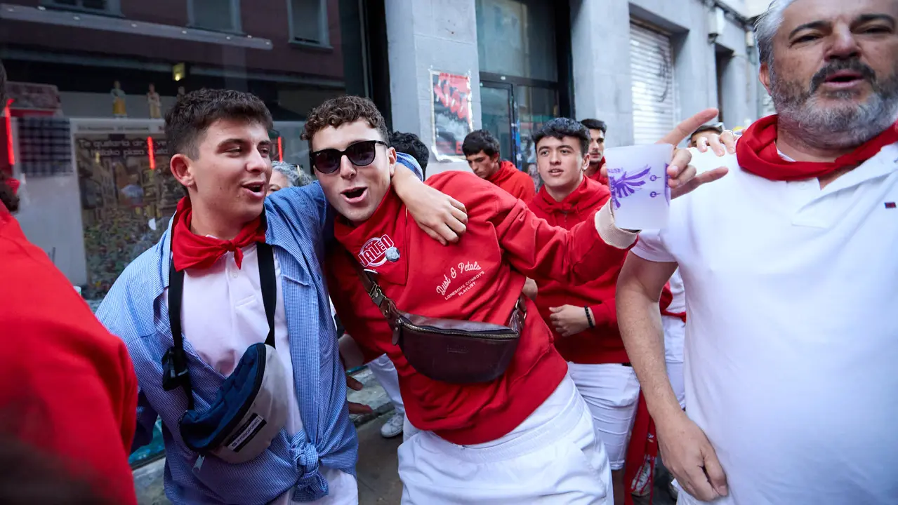 La música de las Dianas de San Fermín marca el inicio de las fiestas cada mañana a las 6.45 horas con la banda municipal La Pamplonesa recorriendo las calles del casco viejo de Pamplona tocando canciones típicas sanfermineras. IÑIGO ALZUGARAY