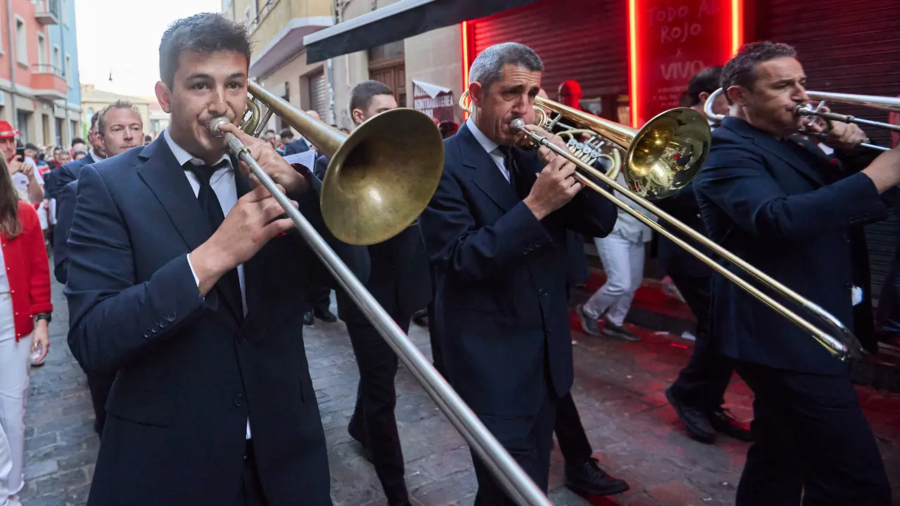 La música de las Dianas de San Fermín marca el inicio de las fiestas cada mañana a las 6.45 horas con la banda municipal La Pamplonesa recorriendo las calles del casco viejo de Pamplona tocando canciones típicas sanfermineras. IÑIGO ALZUGARAY