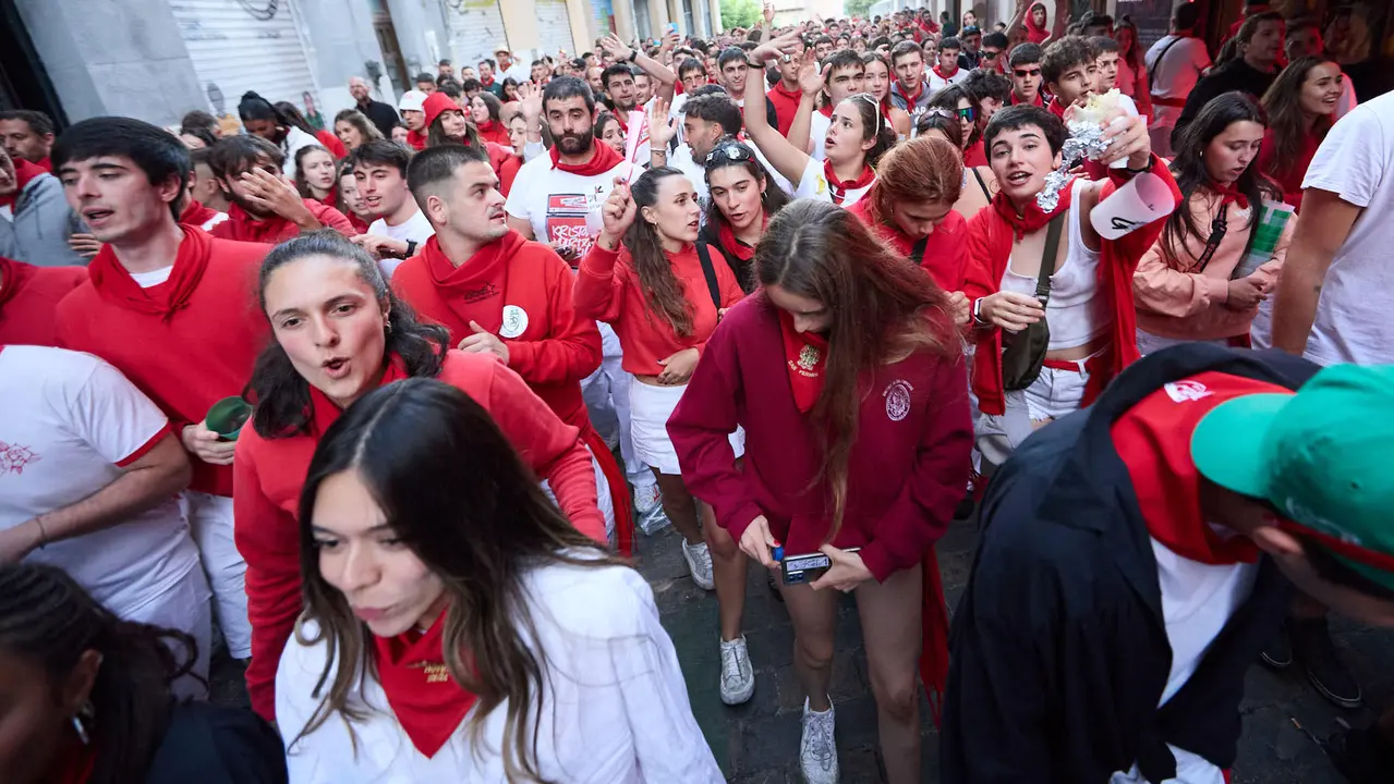La música de las Dianas de San Fermín marca el inicio de las fiestas cada mañana a las 6.45 horas con la banda municipal La Pamplonesa recorriendo las calles del casco viejo de Pamplona tocando canciones típicas sanfermineras. IÑIGO ALZUGARAY