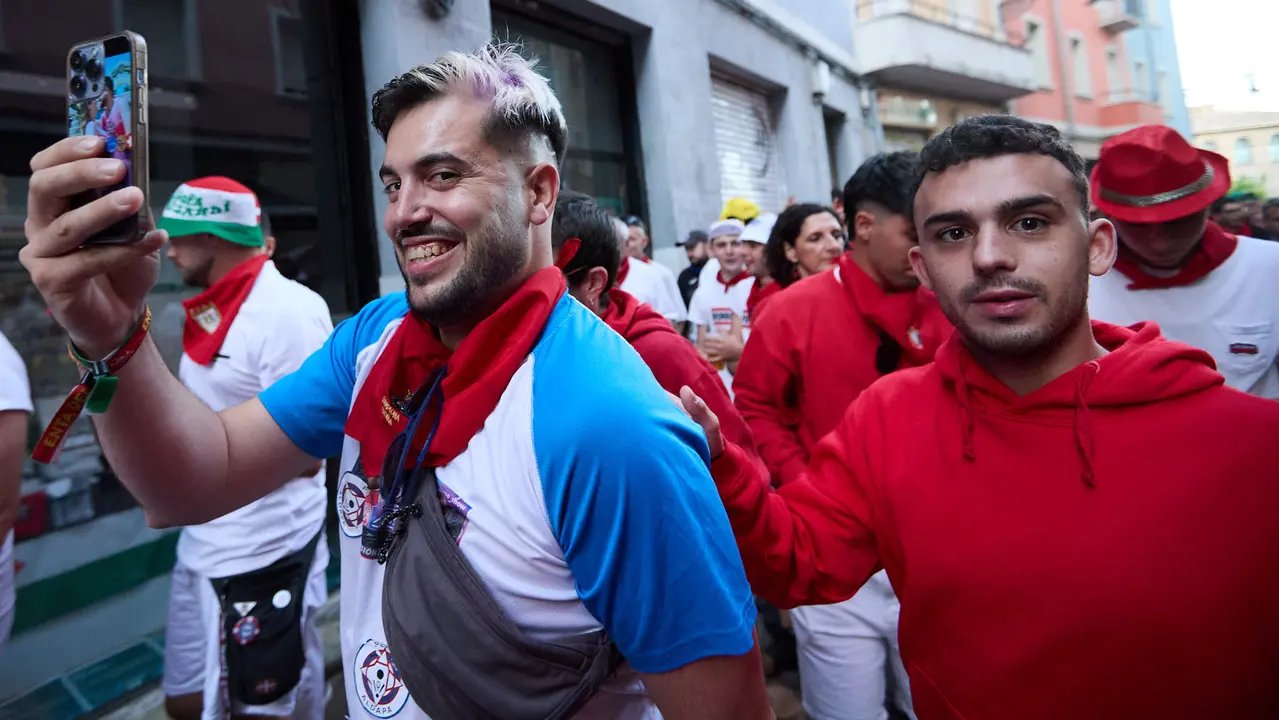 La música de las Dianas de San Fermín marca el inicio de las fiestas cada mañana a las 6.45 horas con la banda municipal La Pamplonesa recorriendo las calles del casco viejo de Pamplona tocando canciones típicas sanfermineras. IÑIGO ALZUGARAY