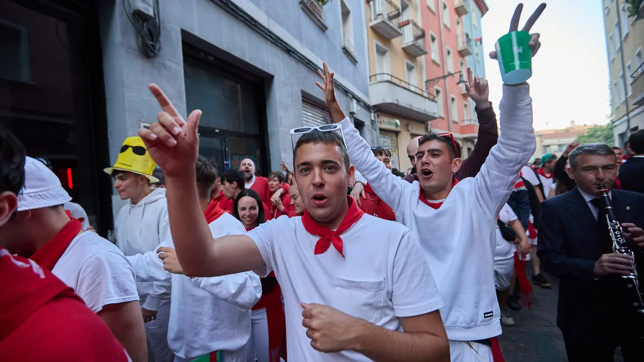 La música de las Dianas de San Fermín marca el inicio de las fiestas cada mañana a las 6.45 horas con la banda municipal La Pamplonesa recorriendo las calles del casco viejo de Pamplona tocando canciones típicas sanfermineras. IÑIGO ALZUGARAY