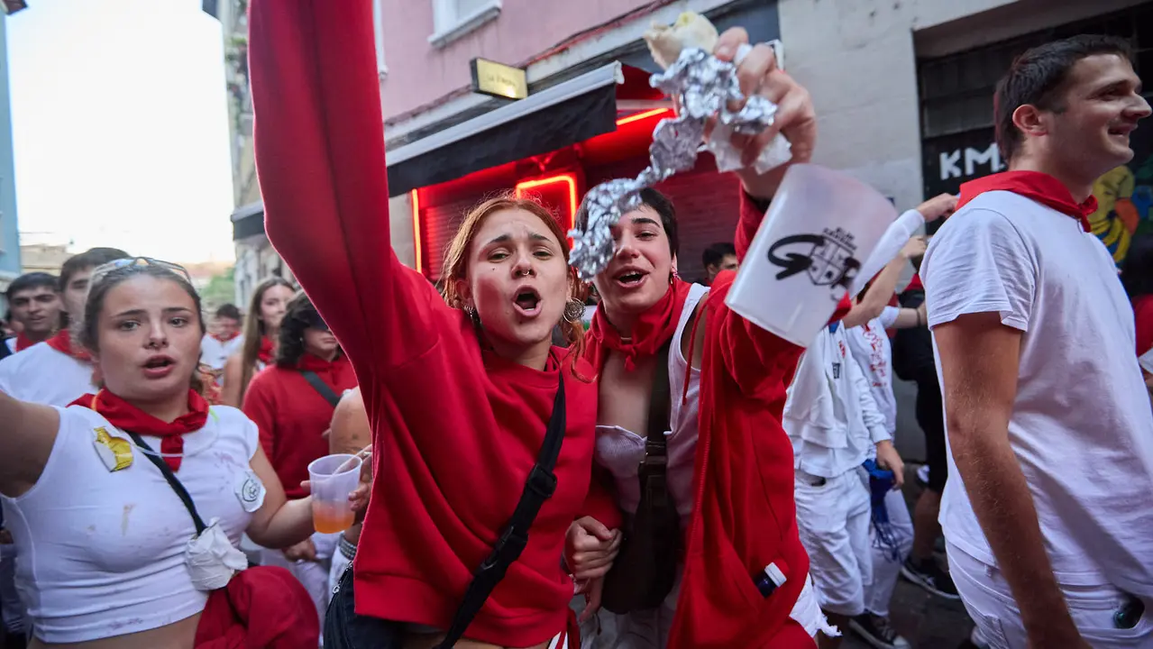 La música de las Dianas de San Fermín marca el inicio de las fiestas cada mañana a las 6.45 horas con la banda municipal La Pamplonesa recorriendo las calles del casco viejo de Pamplona tocando canciones típicas sanfermineras. IÑIGO ALZUGARAY