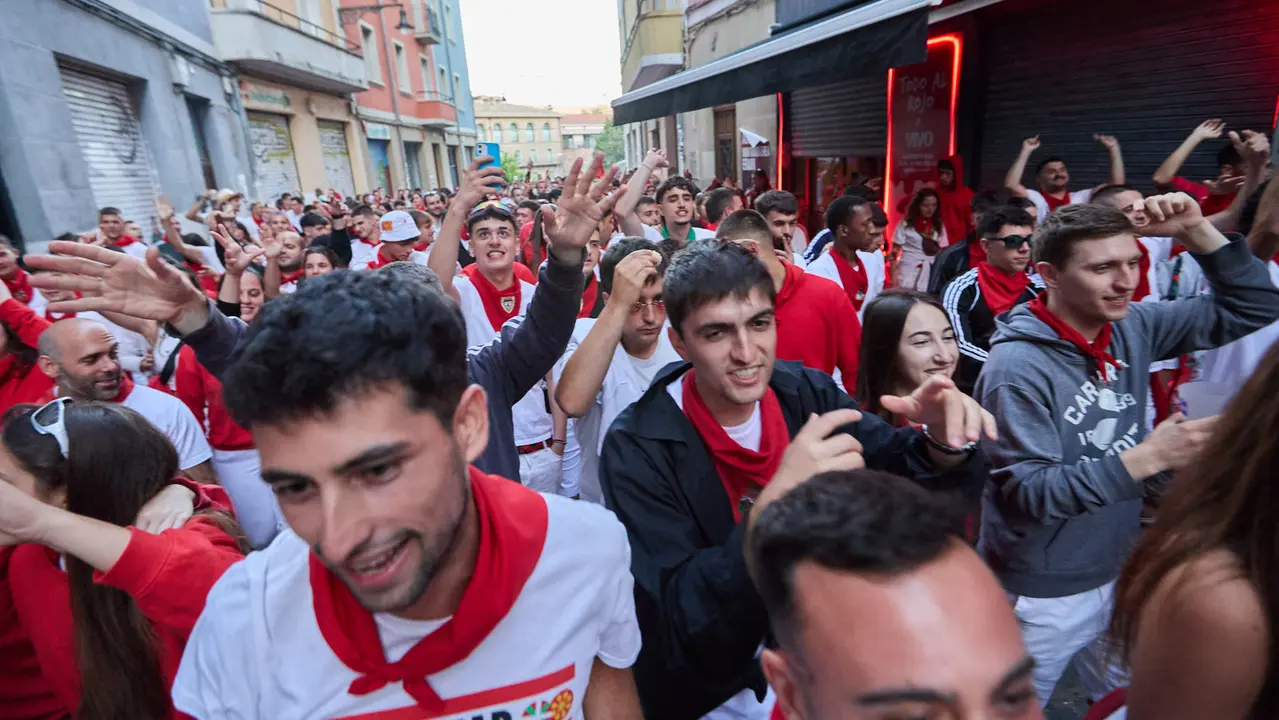 La música de las Dianas de San Fermín marca el inicio de las fiestas cada mañana a las 6.45 horas con la banda municipal La Pamplonesa recorriendo las calles del casco viejo de Pamplona tocando canciones típicas sanfermineras. IÑIGO ALZUGARAY