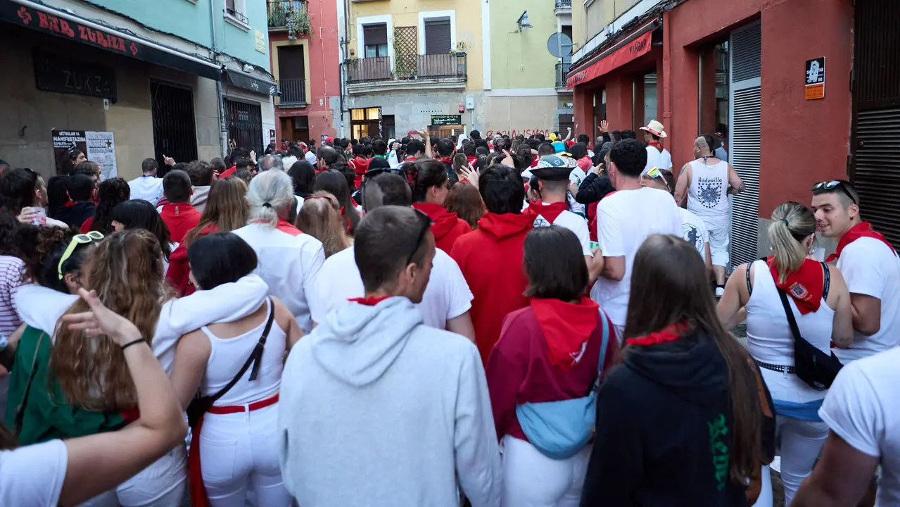 La música de las Dianas de San Fermín marca el inicio de las fiestas cada mañana a las 6.45 horas con la banda municipal La Pamplonesa recorriendo las calles del casco viejo de Pamplona tocando canciones típicas sanfermineras. IÑIGO ALZUGARAY
