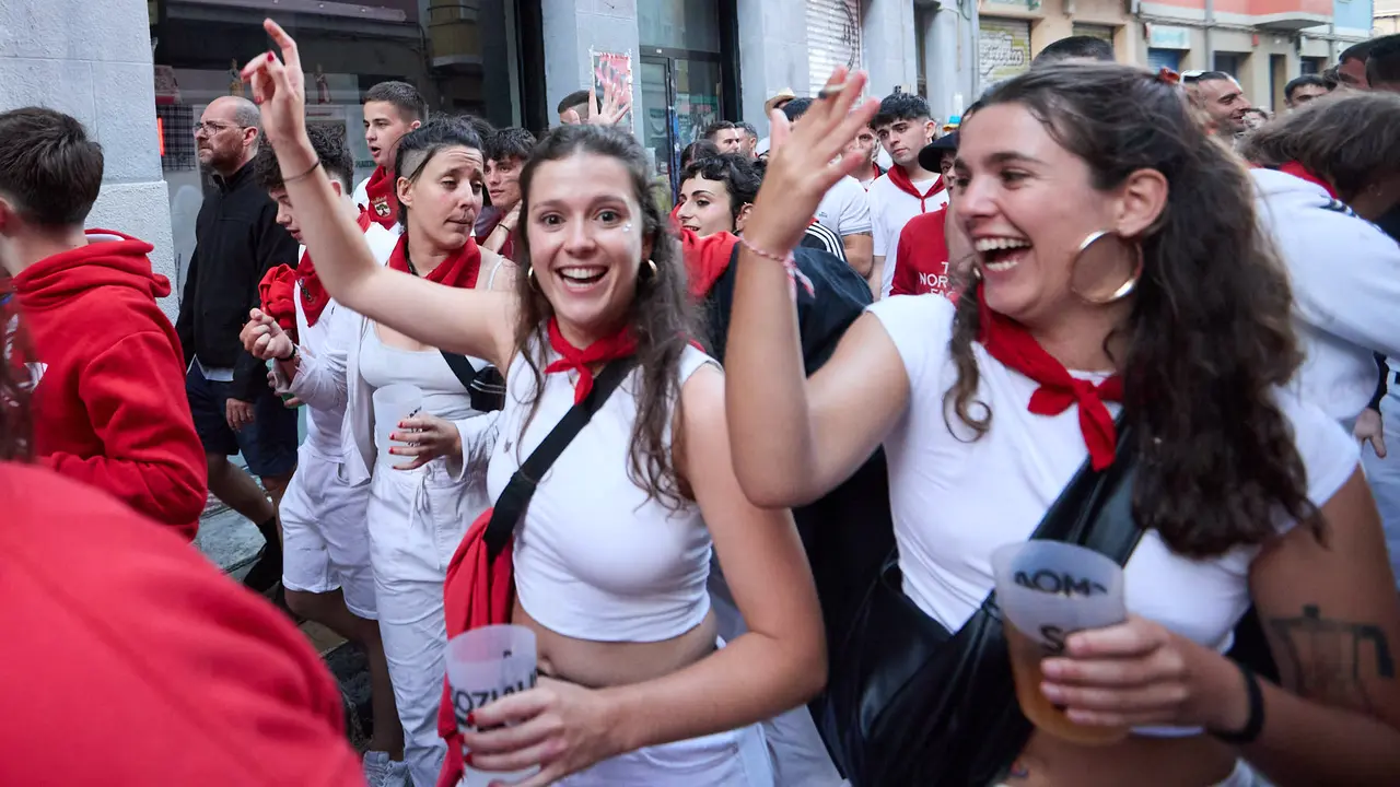 La música de las Dianas de San Fermín marca el inicio de las fiestas cada mañana a las 6.45 horas con la banda municipal La Pamplonesa recorriendo las calles del casco viejo de Pamplona tocando canciones típicas sanfermineras. IÑIGO ALZUGARAY