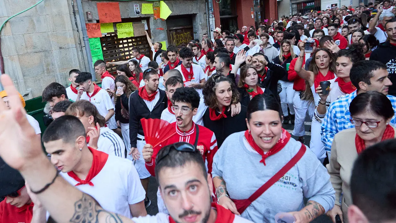 La música de las Dianas de San Fermín marca el inicio de las fiestas cada mañana a las 6.45 horas con la banda municipal La Pamplonesa recorriendo las calles del casco viejo de Pamplona tocando canciones típicas sanfermineras. IÑIGO ALZUGARAY