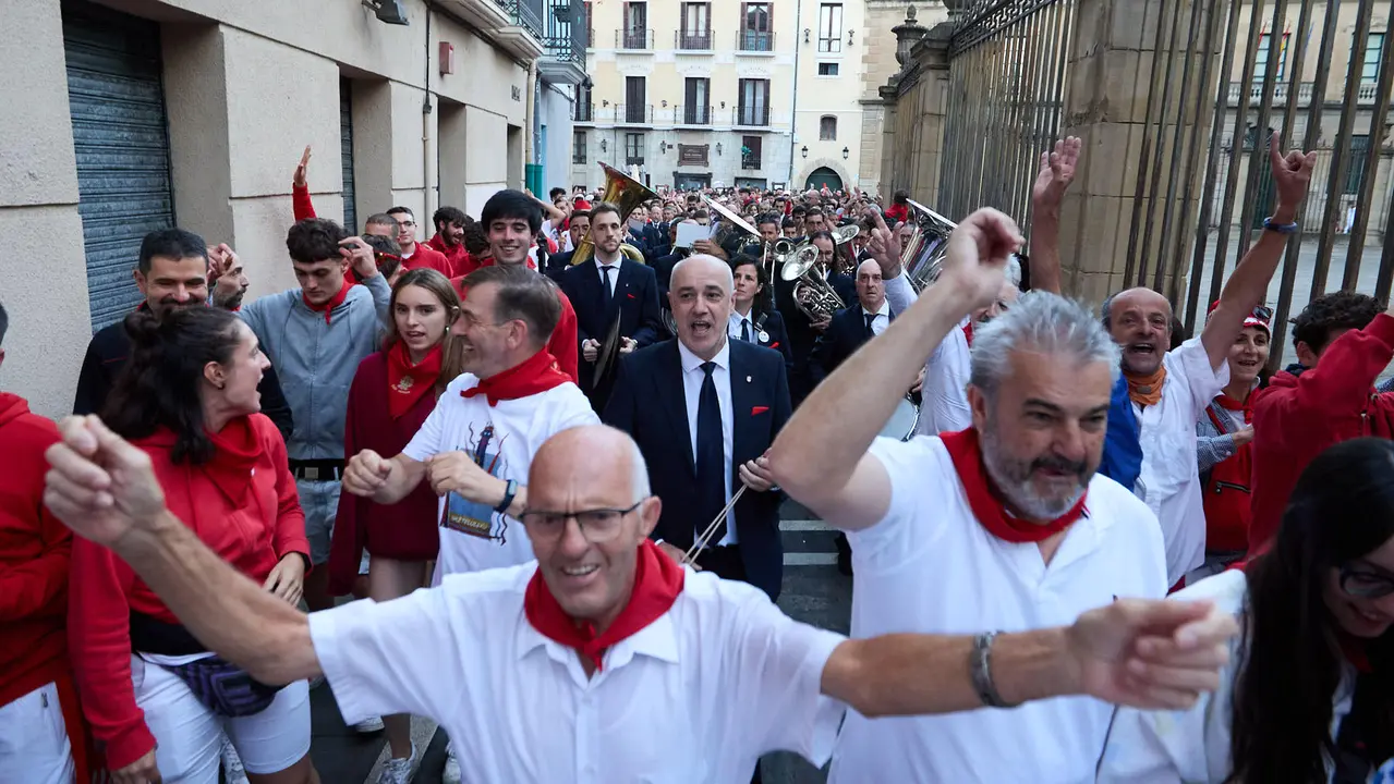 La música de las Dianas de San Fermín marca el inicio de las fiestas cada mañana a las 6.45 horas con la banda municipal La Pamplonesa recorriendo las calles del casco viejo de Pamplona tocando canciones típicas sanfermineras. IÑIGO ALZUGARAY