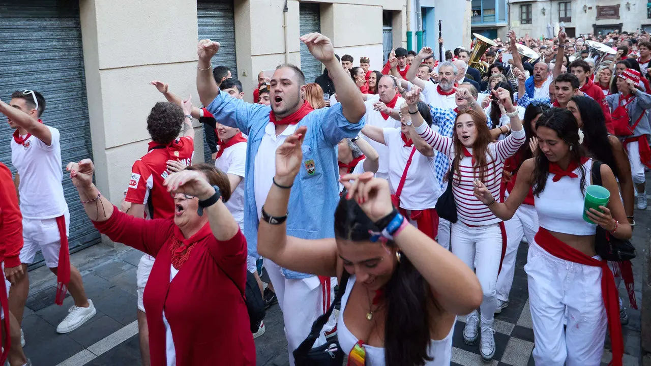 La música de las Dianas de San Fermín marca el inicio de las fiestas cada mañana a las 6.45 horas con la banda municipal La Pamplonesa recorriendo las calles del casco viejo de Pamplona tocando canciones típicas sanfermineras. IÑIGO ALZUGARAY