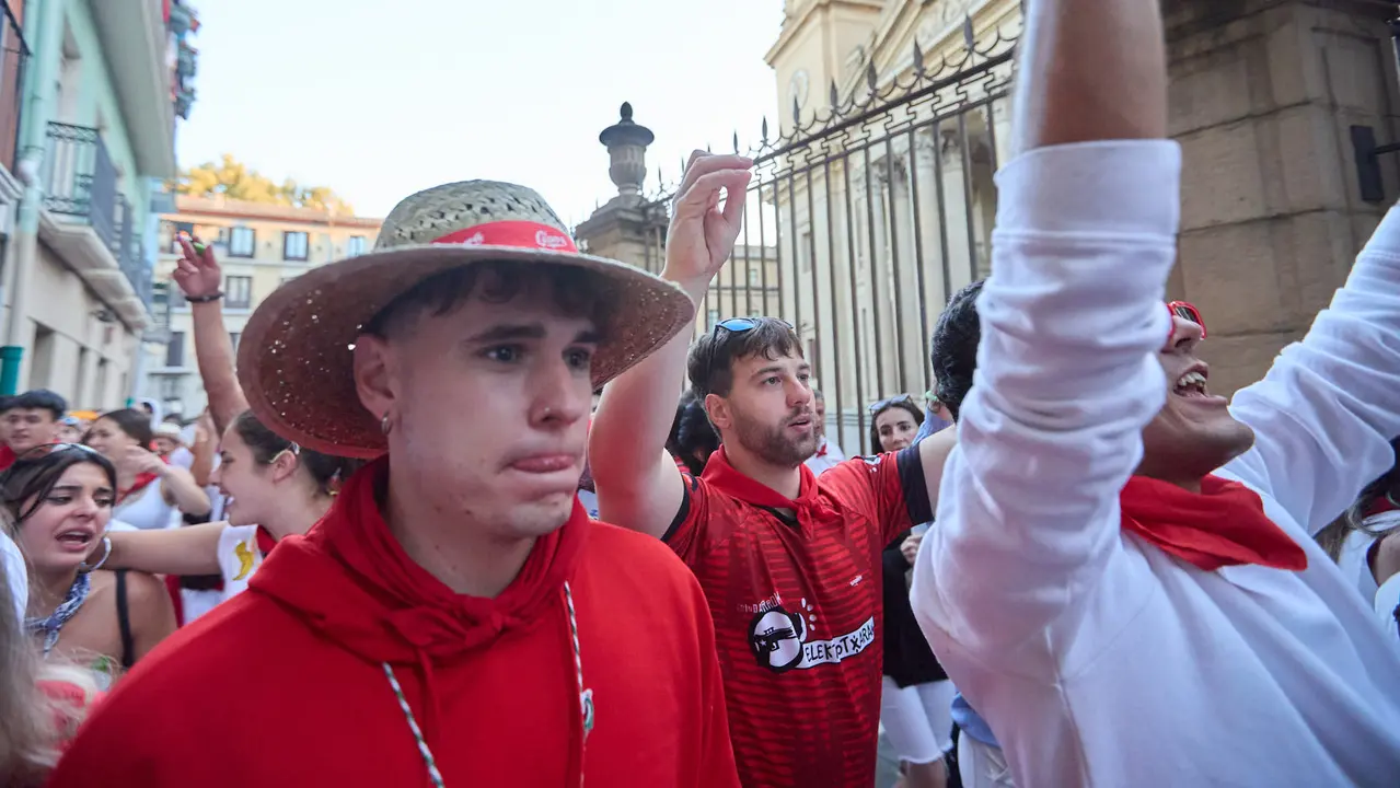 La música de las Dianas de San Fermín marca el inicio de las fiestas cada mañana a las 6.45 horas con la banda municipal La Pamplonesa recorriendo las calles del casco viejo de Pamplona tocando canciones típicas sanfermineras. IÑIGO ALZUGARAY