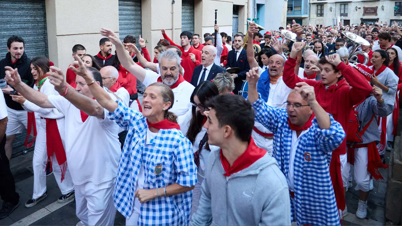 La música de las Dianas de San Fermín marca el inicio de las fiestas cada mañana a las 6.45 horas con la banda municipal La Pamplonesa recorriendo las calles del casco viejo de Pamplona tocando canciones típicas sanfermineras. IÑIGO ALZUGARAY