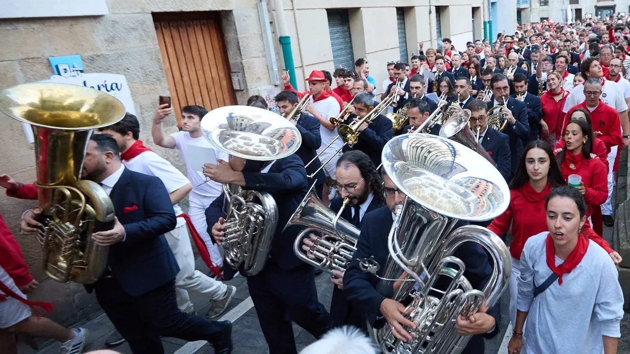 La música de las Dianas de San Fermín marca el inicio de las fiestas cada mañana a las 6.45 horas con la banda municipal La Pamplonesa recorriendo las calles del casco viejo de Pamplona tocando canciones típicas sanfermineras. IÑIGO ALZUGARAY