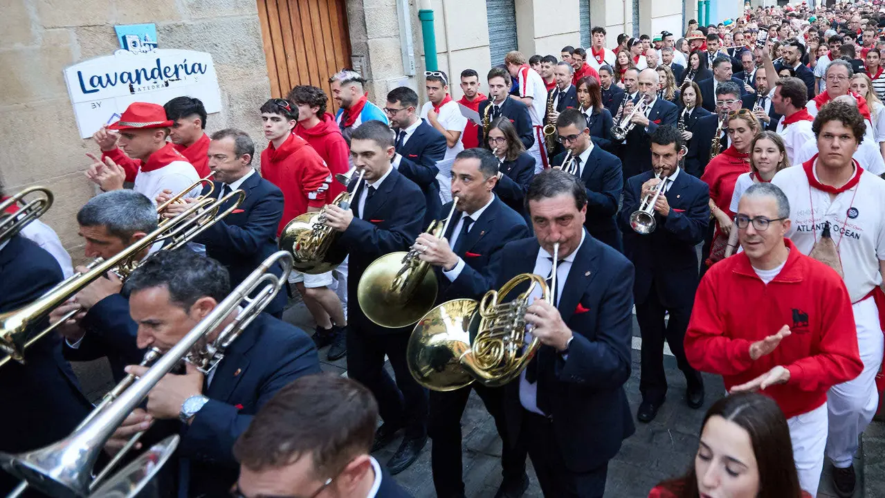 La música de las Dianas de San Fermín marca el inicio de las fiestas cada mañana a las 6.45 horas con la banda municipal La Pamplonesa recorriendo las calles del casco viejo de Pamplona tocando canciones típicas sanfermineras. IÑIGO ALZUGARAY