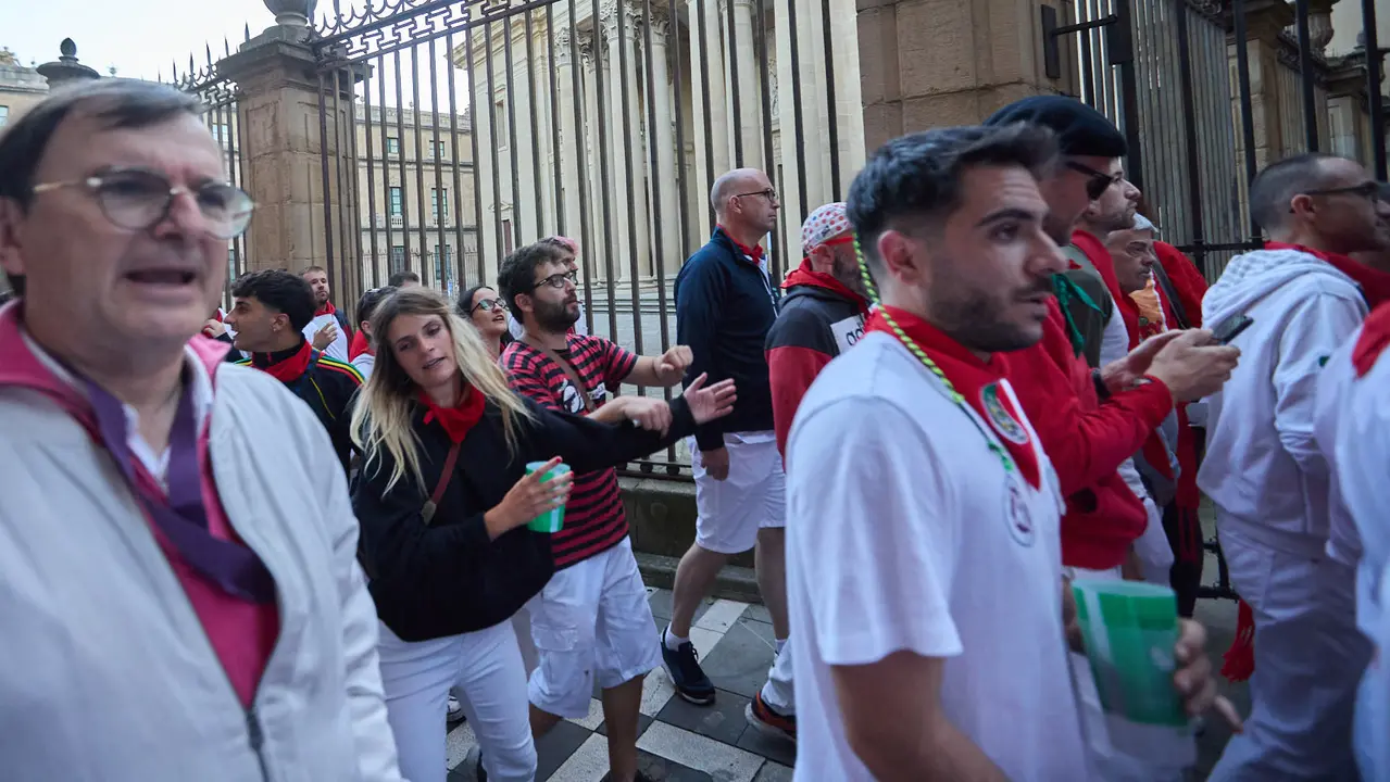 La música de las Dianas de San Fermín marca el inicio de las fiestas cada mañana a las 6.45 horas con la banda municipal La Pamplonesa recorriendo las calles del casco viejo de Pamplona tocando canciones típicas sanfermineras. IÑIGO ALZUGARAY