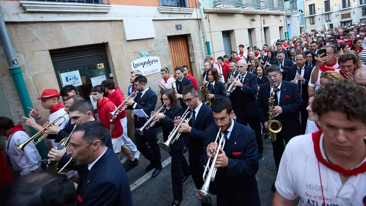 La música de las Dianas de San Fermín marca el inicio de las fiestas cada mañana a las 6.45 horas con la banda municipal La Pamplonesa recorriendo las calles del casco viejo de Pamplona tocando canciones típicas sanfermineras. IÑIGO ALZUGARAY