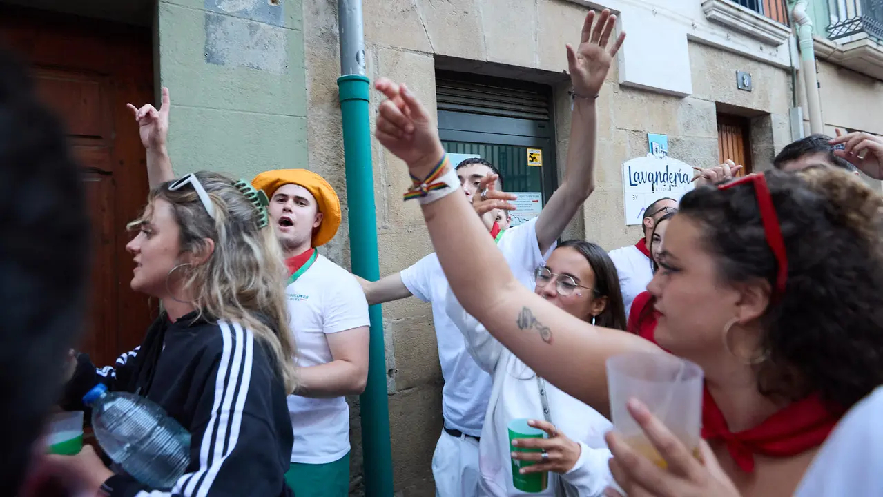 La música de las Dianas de San Fermín marca el inicio de las fiestas cada mañana a las 6.45 horas con la banda municipal La Pamplonesa recorriendo las calles del casco viejo de Pamplona tocando canciones típicas sanfermineras. IÑIGO ALZUGARAY