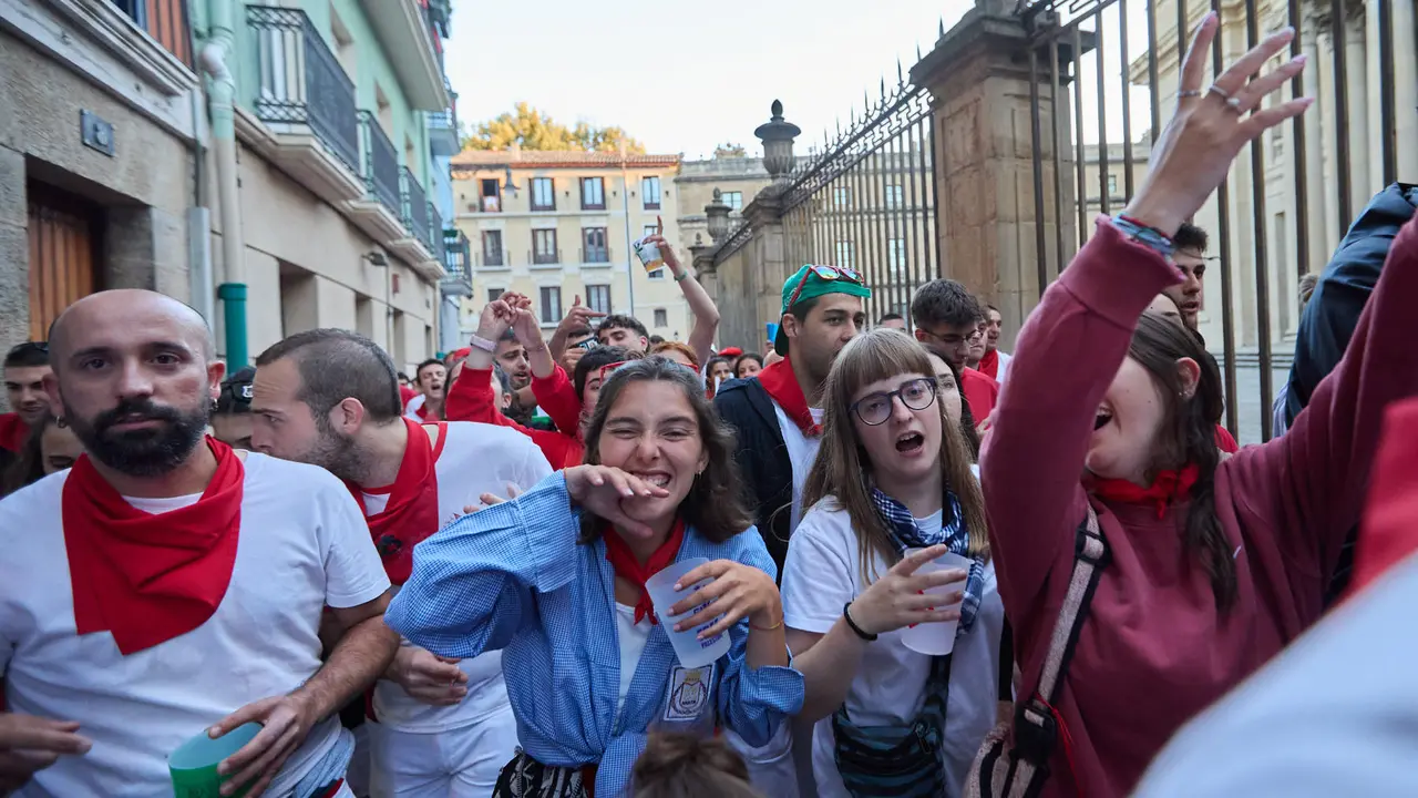 La música de las Dianas de San Fermín marca el inicio de las fiestas cada mañana a las 6.45 horas con la banda municipal La Pamplonesa recorriendo las calles del casco viejo de Pamplona tocando canciones típicas sanfermineras. IÑIGO ALZUGARAY