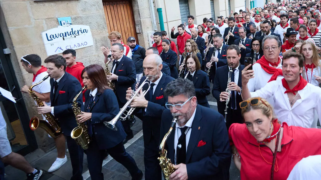 La música de las Dianas de San Fermín marca el inicio de las fiestas cada mañana a las 6.45 horas con la banda municipal La Pamplonesa recorriendo las calles del casco viejo de Pamplona tocando canciones típicas sanfermineras. IÑIGO ALZUGARAY