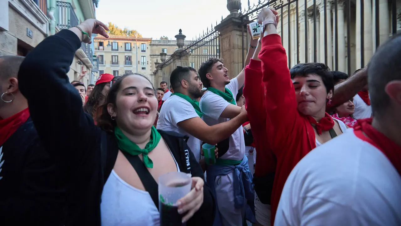 La música de las Dianas de San Fermín marca el inicio de las fiestas cada mañana a las 6.45 horas con la banda municipal La Pamplonesa recorriendo las calles del casco viejo de Pamplona tocando canciones típicas sanfermineras. IÑIGO ALZUGARAY