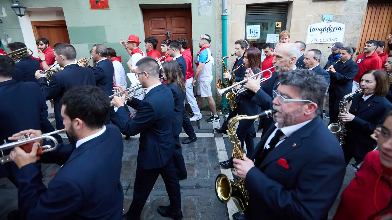 La música de las Dianas de San Fermín marca el inicio de las fiestas cada mañana a las 6.45 horas con la banda municipal La Pamplonesa recorriendo las calles del casco viejo de Pamplona tocando canciones típicas sanfermineras. IÑIGO ALZUGARAY