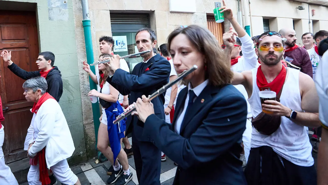 La música de las Dianas de San Fermín marca el inicio de las fiestas cada mañana a las 6.45 horas con la banda municipal La Pamplonesa recorriendo las calles del casco viejo de Pamplona tocando canciones típicas sanfermineras. IÑIGO ALZUGARAY