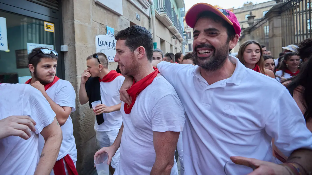 La música de las Dianas de San Fermín marca el inicio de las fiestas cada mañana a las 6.45 horas con la banda municipal La Pamplonesa recorriendo las calles del casco viejo de Pamplona tocando canciones típicas sanfermineras. IÑIGO ALZUGARAY