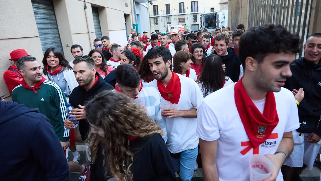 La música de las Dianas de San Fermín marca el inicio de las fiestas cada mañana a las 6.45 horas con la banda municipal La Pamplonesa recorriendo las calles del casco viejo de Pamplona tocando canciones típicas sanfermineras. IÑIGO ALZUGARAY