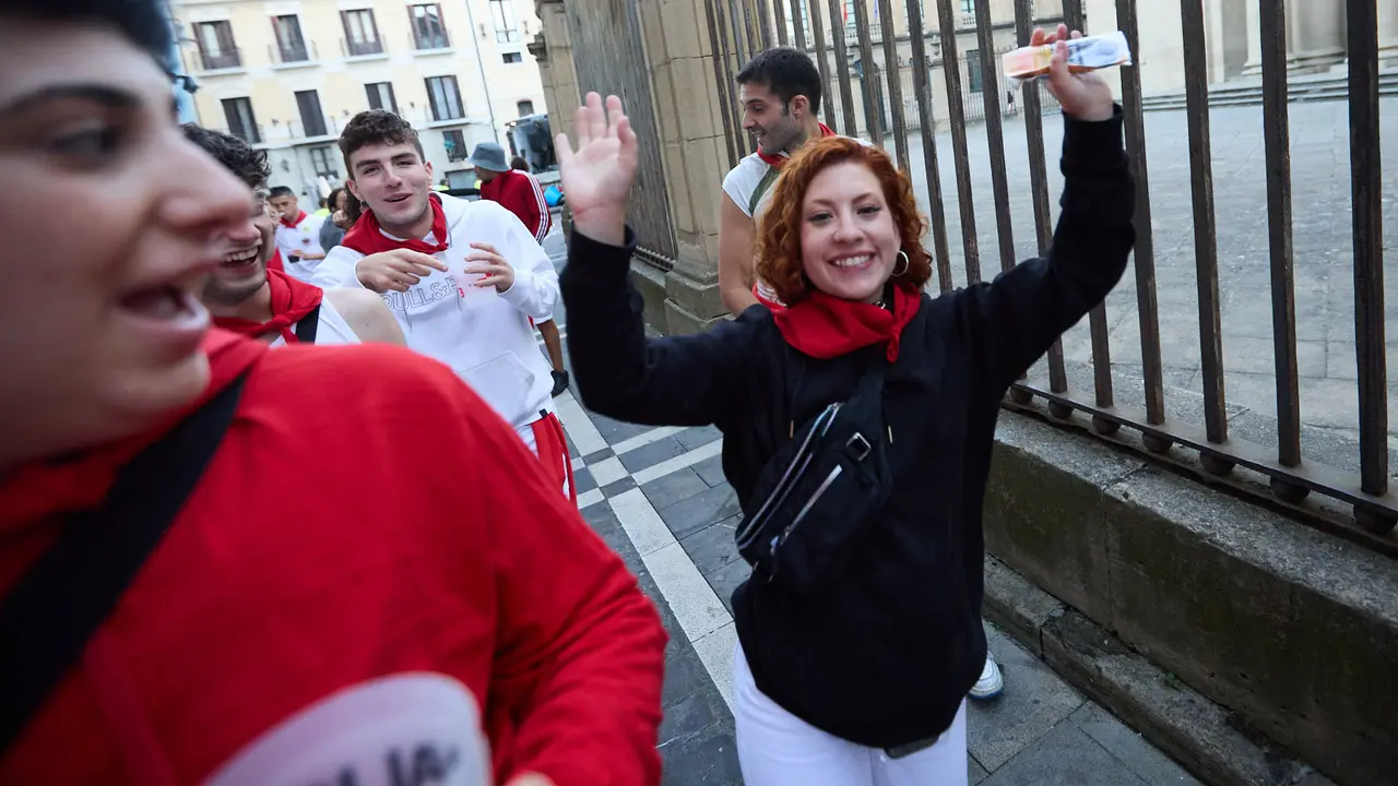 La música de las Dianas de San Fermín marca el inicio de las fiestas cada mañana a las 6.45 horas con la banda municipal La Pamplonesa recorriendo las calles del casco viejo de Pamplona tocando canciones típicas sanfermineras. IÑIGO ALZUGARAY