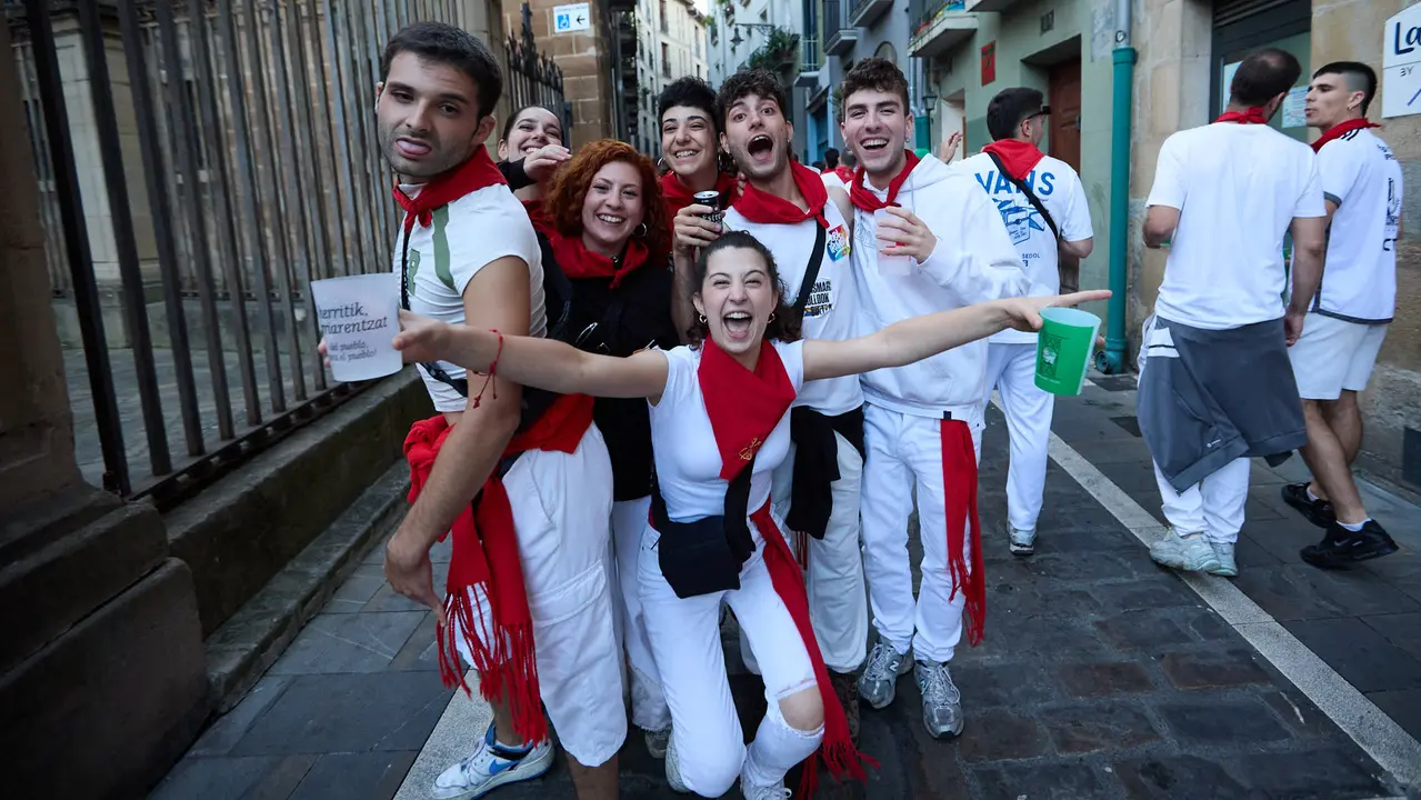 La música de las Dianas de San Fermín marca el inicio de las fiestas cada mañana a las 6.45 horas con la banda municipal La Pamplonesa recorriendo las calles del casco viejo de Pamplona tocando canciones típicas sanfermineras. IÑIGO ALZUGARAY