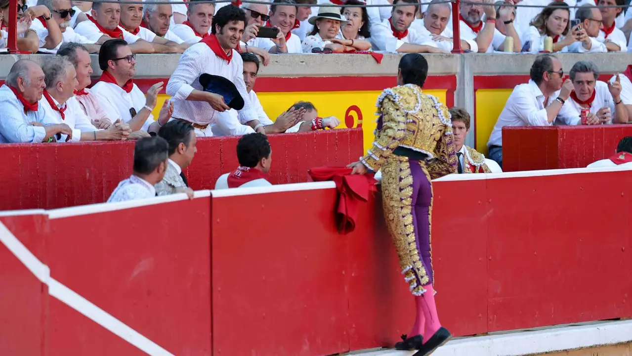 El torero Emilio de Justo durante la lidia a su primer toro de la tarde en la sexta de abono de la Feria de Toro de los Sanfermines 2025 con toros de la ganadería madrileña de Victoriano del Río Cortés y en la que comparte cartel con los diestros Sebastián Castella y Borja Jiménez. EFE/J.P. Urdíroz