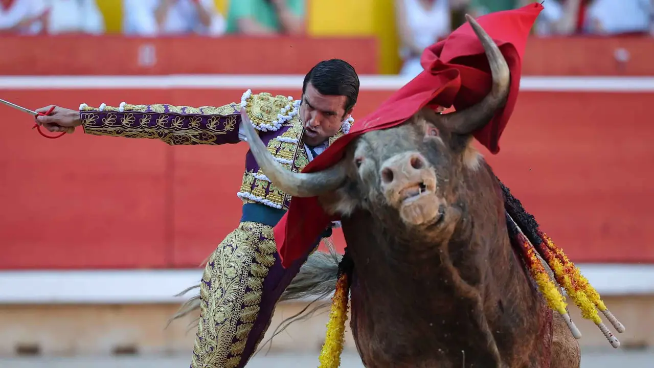 El torero Emilio de Justo durante la lidia a su primer toro de la tarde en la sexta de abono de la Feria de Toro de los Sanfermines 2025 con toros de la ganadería madrileña de Victoriano del Río Cortés y en la que comparte cartel con los diestros Sebastián Castella y Borja Jiménez. EFE/J.P. Urdíroz