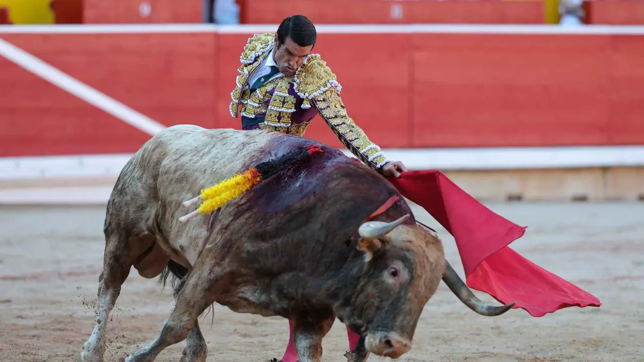 El torero Emilio de Justo durante la lidia a su primer toro de la tarde en la sexta de abono de la Feria de Toro de los Sanfermines 2025 con toros de la ganadería madrileña de Victoriano del Río Cortés y en la que comparte cartel con los diestros Sebastián Castella y Borja Jiménez. EFE/J.P. Urdíroz