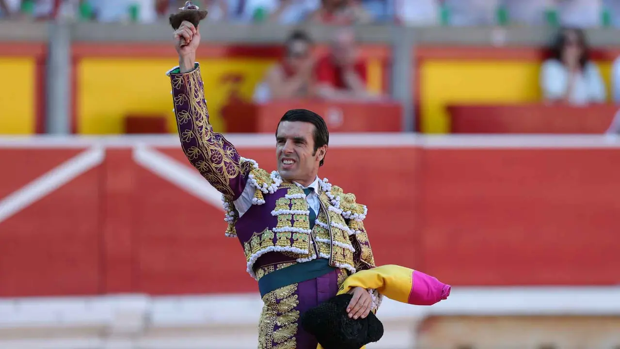 El torero Emilio de Justo durante la lidia a su primer toro de la tarde en la sexta de abono de la Feria de Toro de los Sanfermines 2025 con toros de la ganadería madrileña de Victoriano del Río Cortés y en la que comparte cartel con los diestros Sebastián Castella y Borja Jiménez. EFE/J.P. Urdíroz
