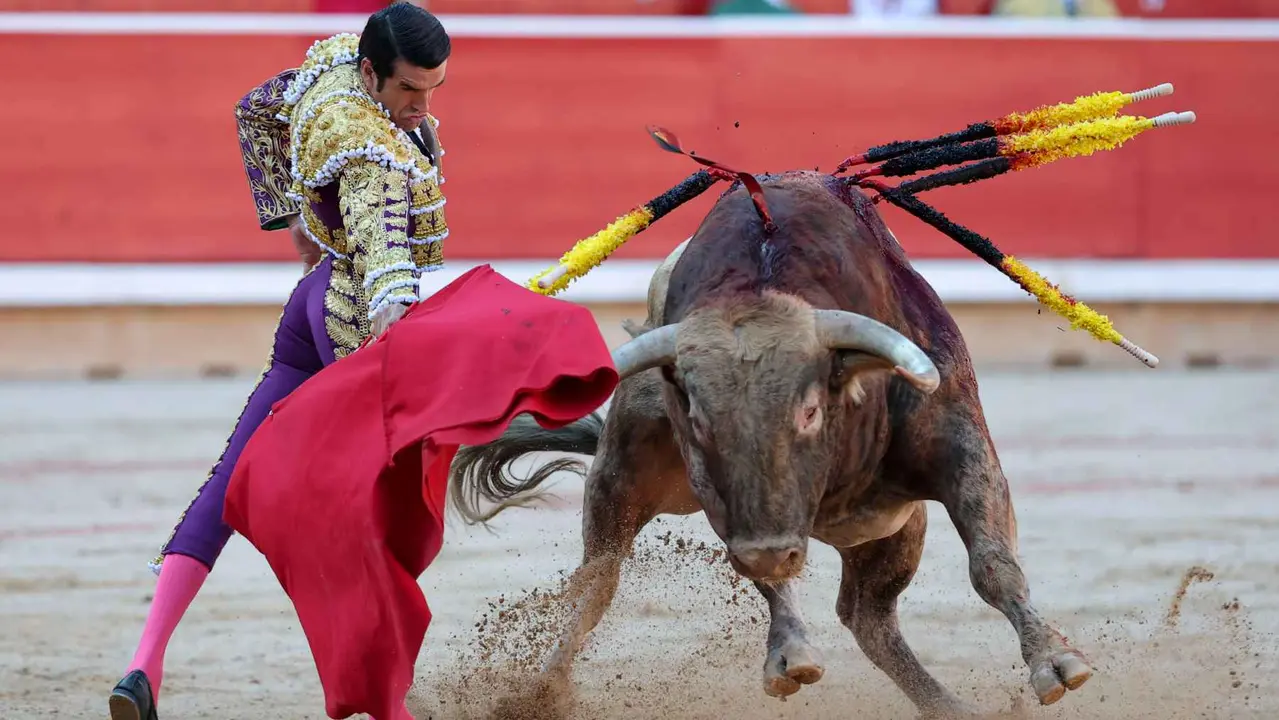 El torero Emilio de Justo durante la lidia a su primer toro de la tarde en la sexta de abono de la Feria de Toro de los Sanfermines 2025 con toros de la ganadería madrileña de Victoriano del Río Cortés y en la que comparte cartel con los diestros Sebastián Castella y Borja Jiménez. EFE/J.P. Urdíroz