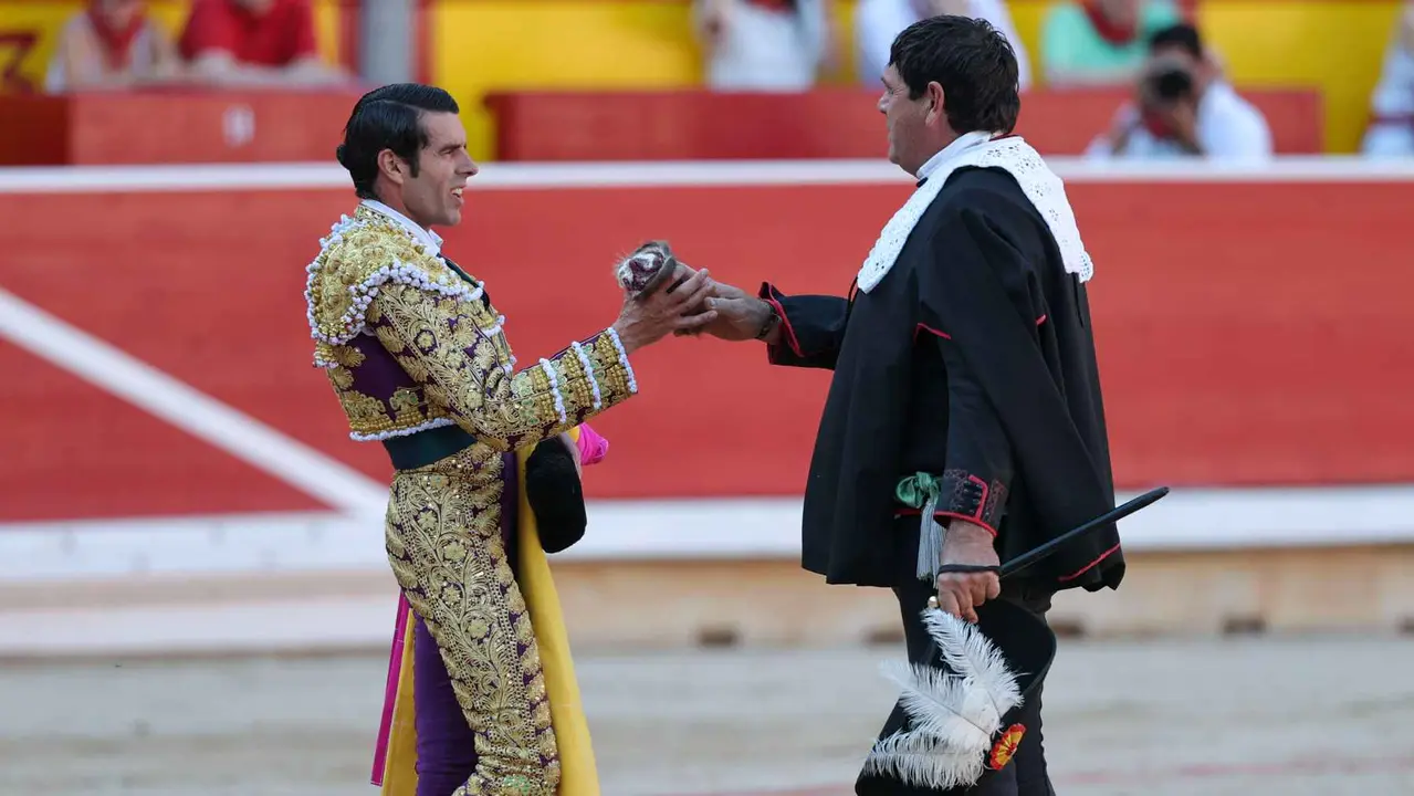 El torero Emilio de Justo durante la lidia a su primer toro de la tarde en la sexta de abono de la Feria de Toro de los Sanfermines 2025 con toros de la ganadería madrileña de Victoriano del Río Cortés y en la que comparte cartel con los diestros Sebastián Castella y Borja Jiménez. EFE/J.P. Urdíroz